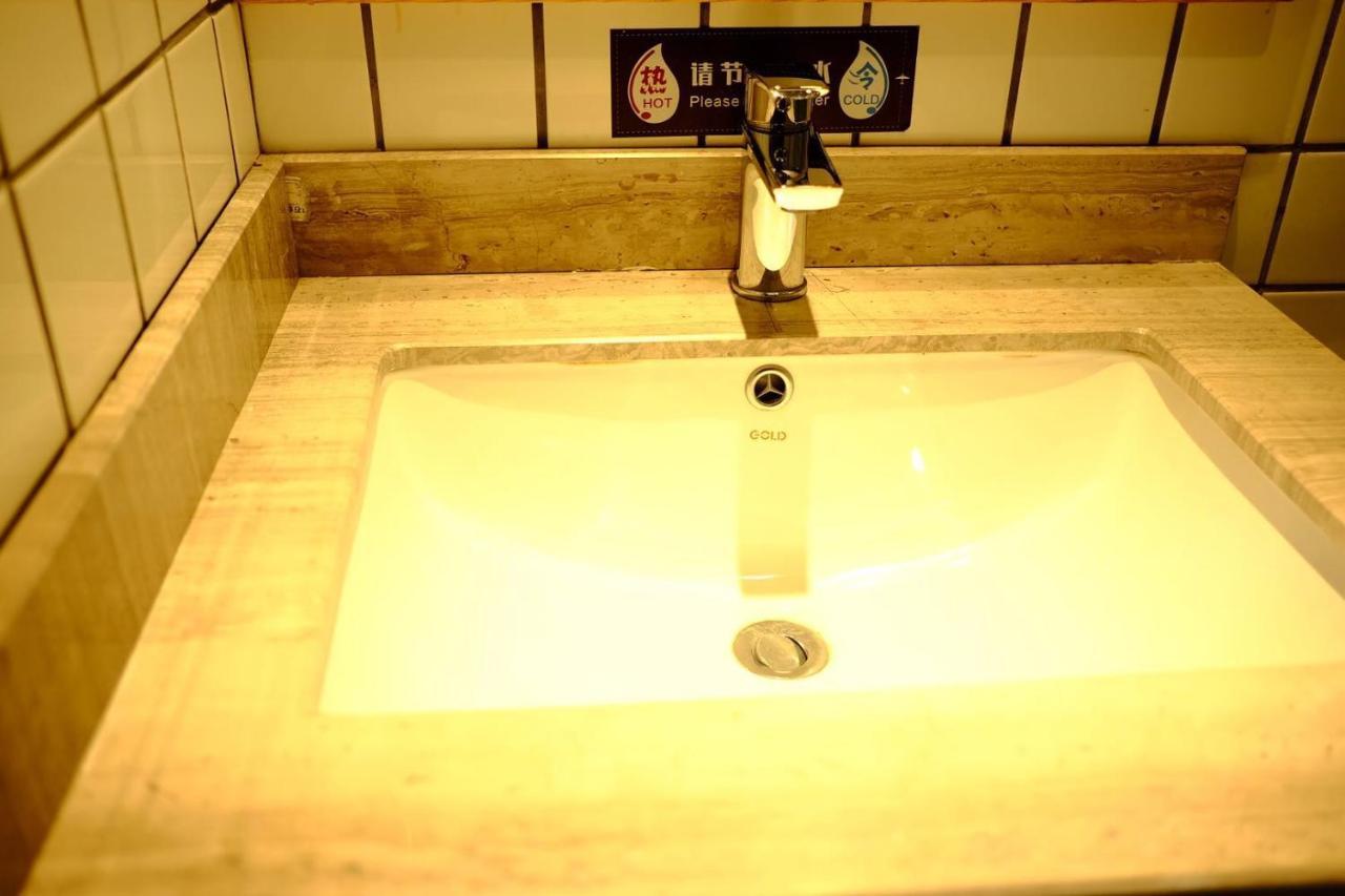 The Hump Hostel 驼峰客栈 Kunming Esterno foto
